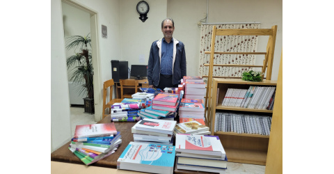 تبریک آقای دکتر فرجی به مسئول کتابخانه بیمارستان به مناسبت روز کتابدار